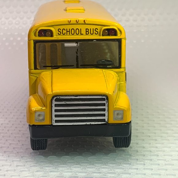 Kinsfun - Yellow School Bus - Door Opens - 5'' - Picture 5 of 8